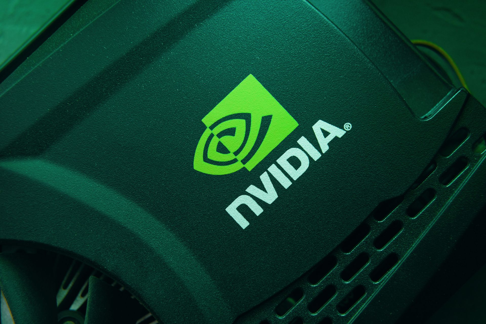 لوگو انویدیا / Nvidia روی کارت گرافیک / GPU از نمای نزدیک