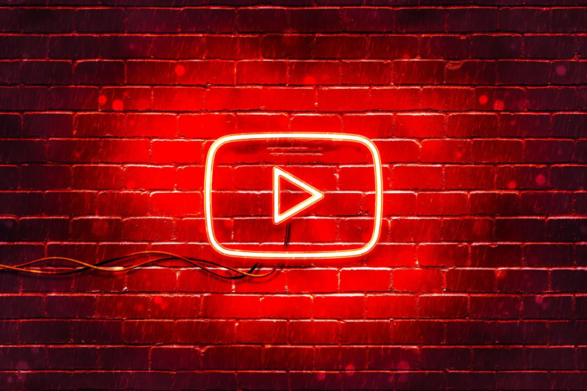 2021-1-youtube-logo-led-light-bar-65bca3fbad00028634ae68a5-1 لوگوی پلتفرم یوتیوب با نوار الایدی قرمز