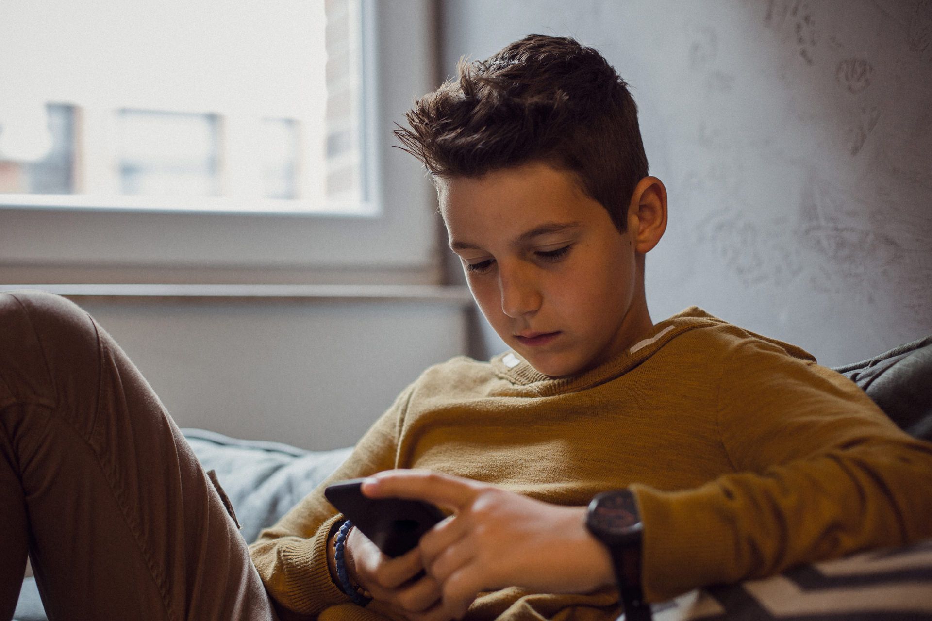 2022-4-young-boy-using-phone-social-media-room-638bb732b90c494dc77f8468-1 پسر نوجوان در حال استفاده از گوشی شبکه اجتماعی در اتاق