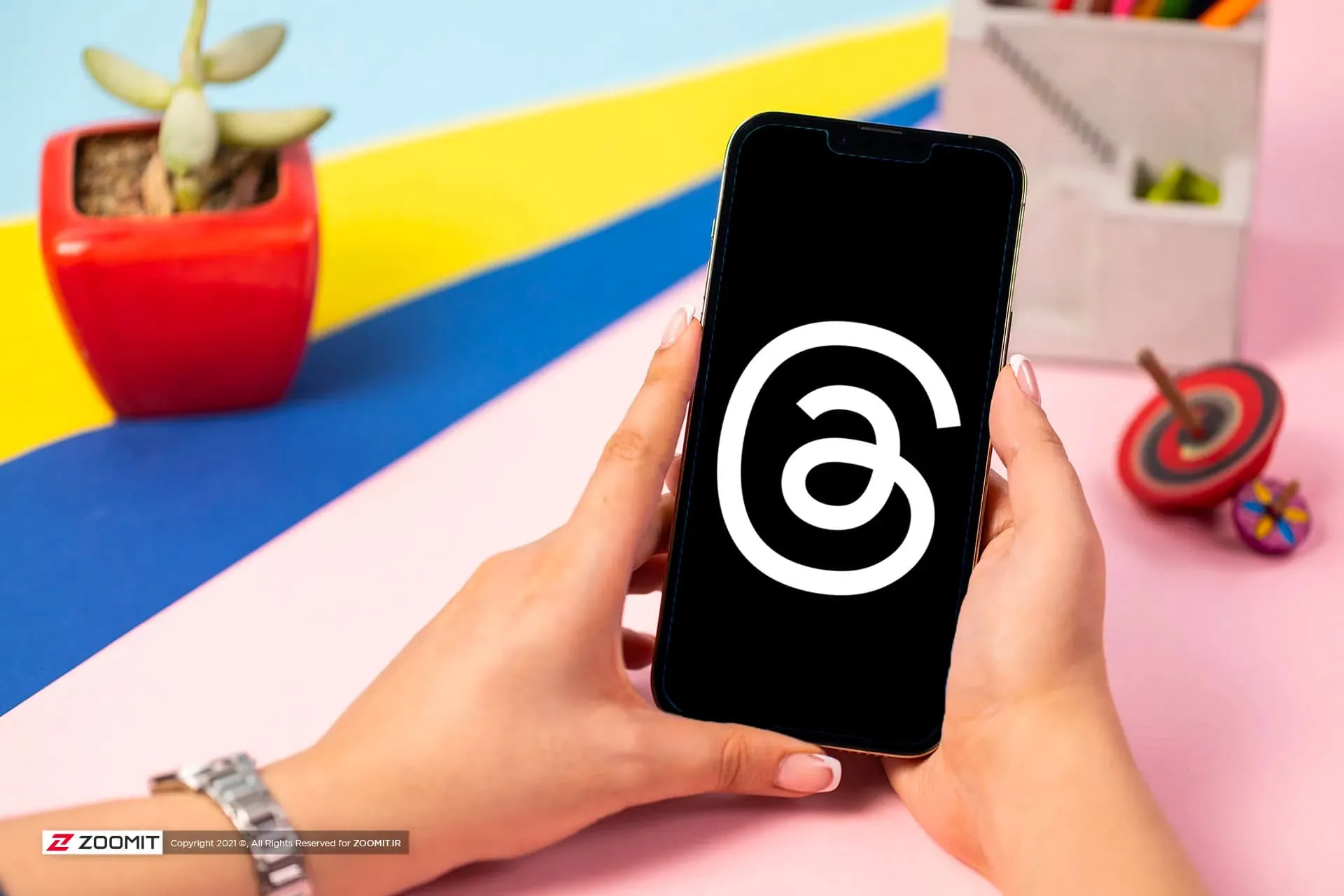 instagram-threads-logo-iphone-13-pro-max-64a3a2fa0f068bdcb3a5754f لوگو اینستاگرام تردز / Instagram Threads روی آیفون ۱۳ پرو مکس