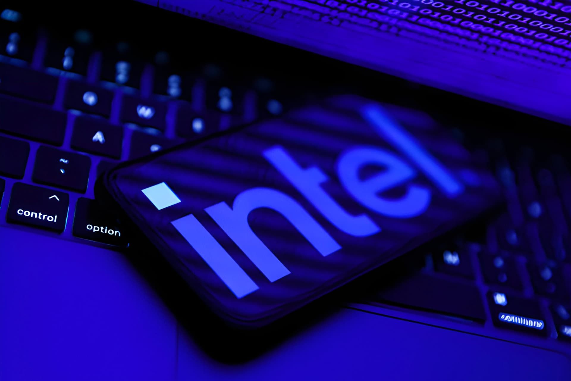 intel-logo-smartphone-laptop-keyboard-657af11feb3279f2c061efb9-1 لوگو اینتل / Intel روی نمایشگر موبایل روی کیبورد لپ تاپ
