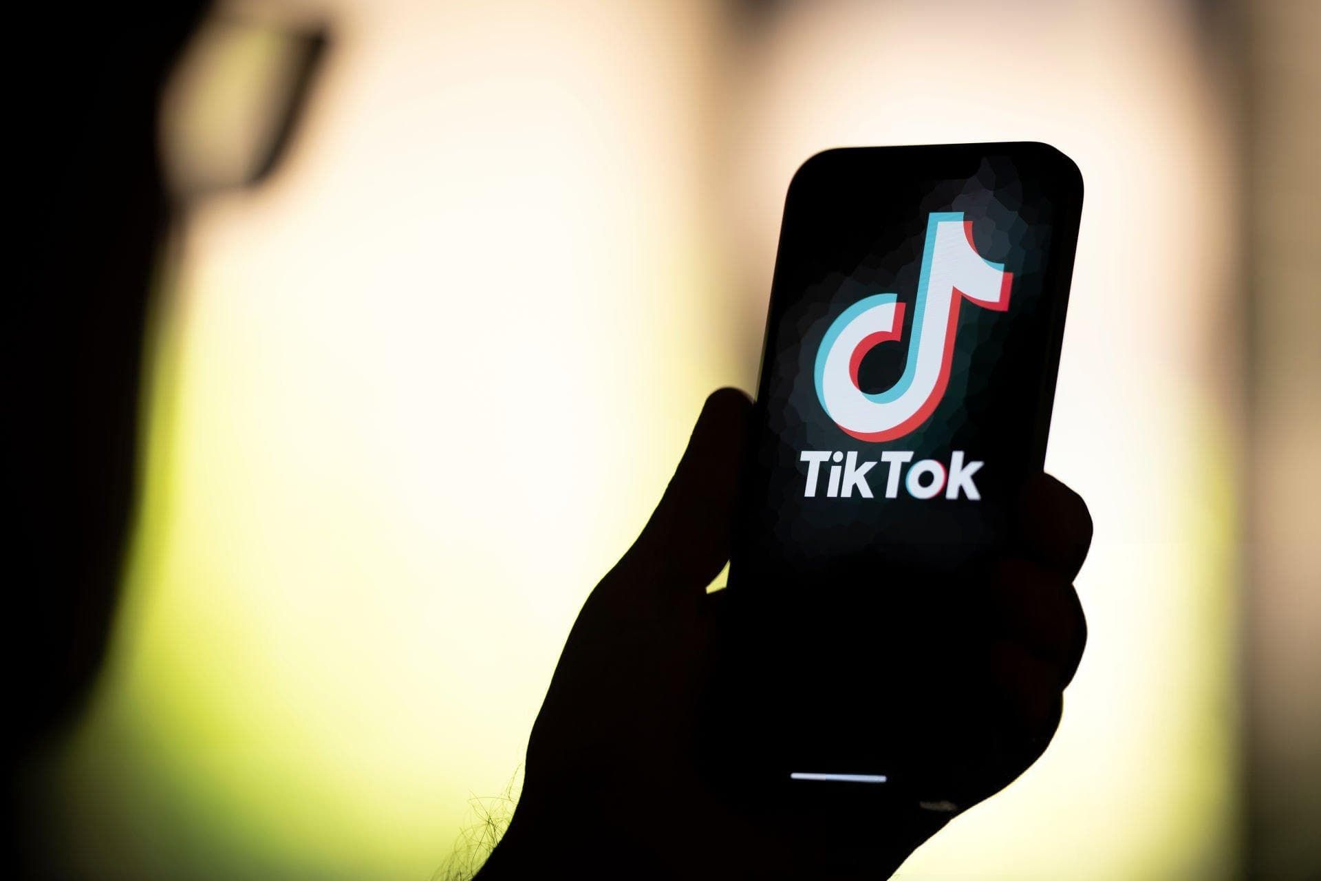 tiktok-logo-six-new-twentyfive-shots-679c6be1017fd128760ddbe1-1 لوگو تیک تاک / TikTok روی صفحه موبایل